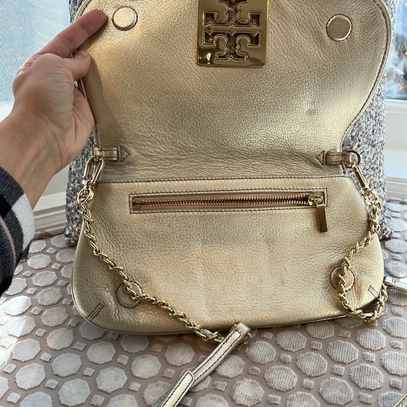 Tory Burch light gold logo clutch - Picture 5 of 9